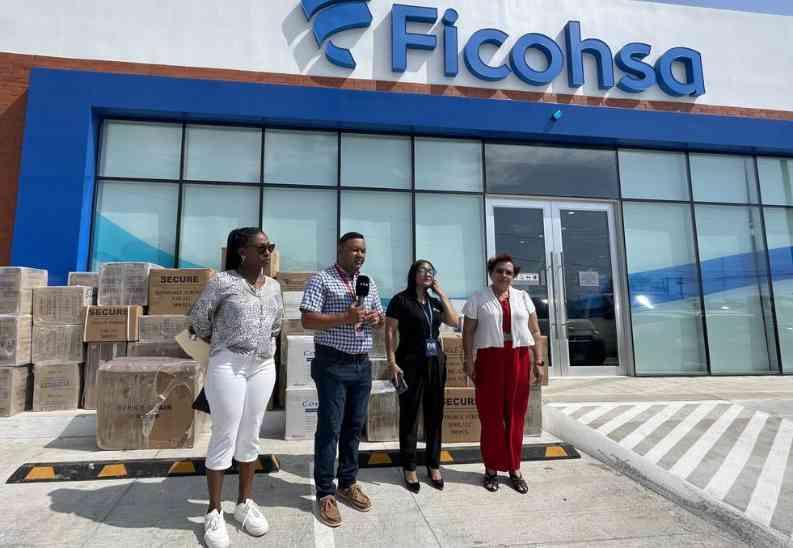Grupo Ficohsa brinda apoyo a hospital provisional en Roatán con donación de insumos médicos