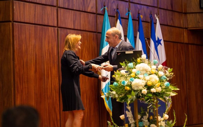 Reconocimiento a Camilo Atala por su destacada trayectoria en INCAE