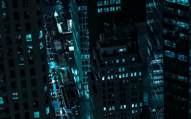 Nueva York: Desentrañando las Brechas de Valoración en Mercados Financieros